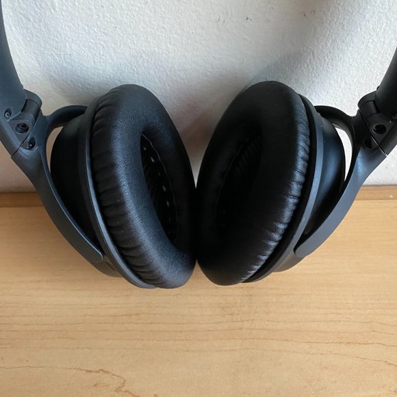 Bose QuietComfort 35 Noise Cancelling Headphones - Picture 10 of 13